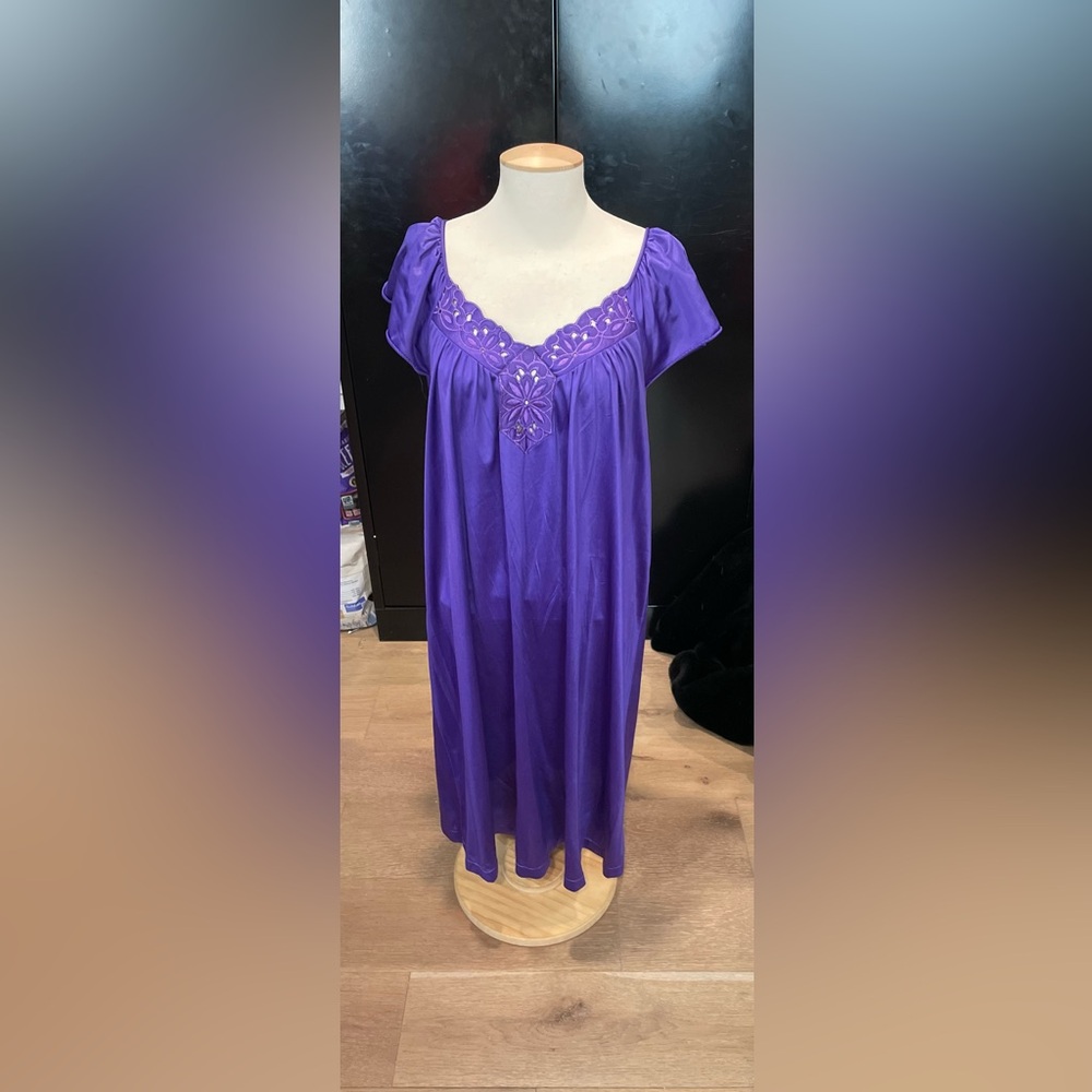Vintage vanity fair purple nightgown/slip with matching housecoat - Picture 2 of 2